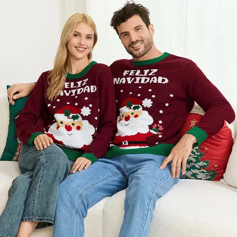Paar in aufeinander abgestimmten Weihnachtspullovern